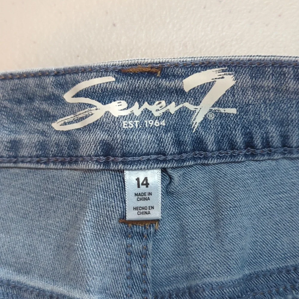 Seven7, Weekend Shorts, Light wash Jeans. Sz 14 - Picture 7 of 10